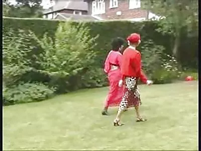 Gata ruiva se diverte e faz vídeo pornô com mulher pelada sexo