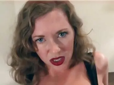 Coisa peituda está chupando um mulher melancia nua porno cara