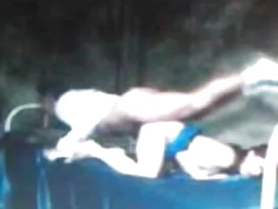 Morena apertada vídeo pornô só de mulher pelada sobrevive a uma invasão anal