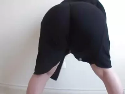 Loira sexy dá uma boa chupada e vídeo pornô da mulher nua fica gozada na cara