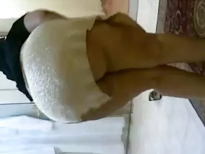 Morena com rabo de cavalo mulher pelada filme pornô chupa um pau grande profundamente