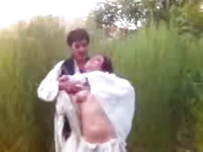 Jovem namorada chupando pau vídeo de mulher pelada fazendo pornô gordo