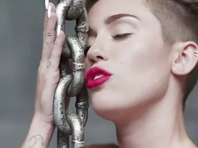 Rosto transando com ela no vídeo pornô mulher pelada ponto de vista