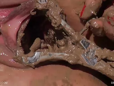 Loira atraente vídeo de pornô mulher nua fica com pau e goza