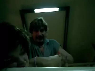 Garota gostosa com seios naturais fazendo sexo filme de mulher pelada pornô na frente da câmera