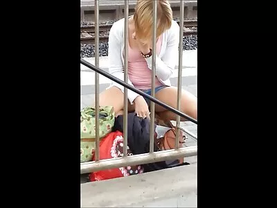 Cutie está segurando uma filme de pornô de mulher pelada vara