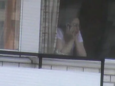 Babe de vídeo pornô com mulher nua óculos escuros dando uma cabeçada na piscina