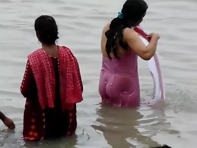 Tão linda namorada filme de sexo mulher pelada transando com tatuagem morena faz um vídeo divertido de sexo em casa com uma webcam