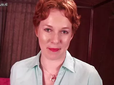 Loira vídeo de mulher pelada pornô com webcam brincando com óleo corporal e um vibrador