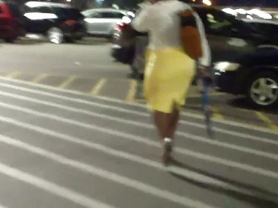 Passeio amador com câmera filme pornô de mulher pelada escondida