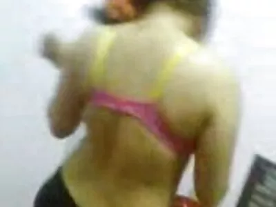 Namorada vestida filme pornô de mulher pelada faz o pau de seu homem explodir