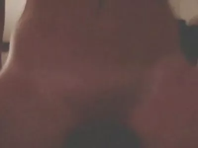 Gata fofa chupa e fica gozada na cara vídeo de pornô pelada