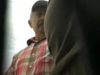 Levei vídeo pornô com mulher pelada minha meia-irmã na mesa da cozinha