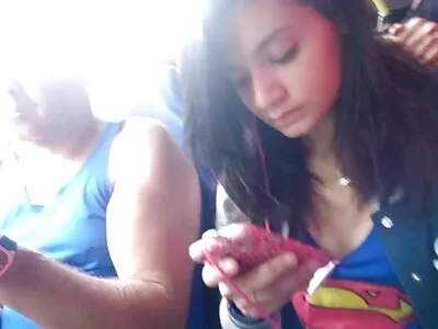 Latina engasgando com vídeo pornô de mulher nua pau