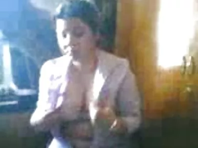 Morena esguia dando duro na cozinha quero ver vídeo pornô mulher pelada