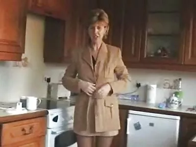 O pastor da igreja luxuriosa fez filme de pornô pelada um vídeo de sua adorável esposa morena no chuveiro