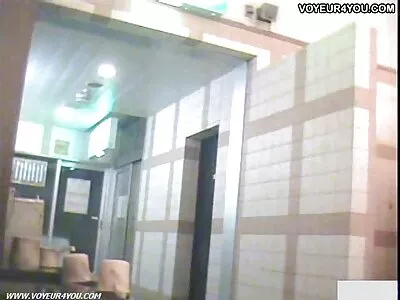 Gostosa bronzeada trabalha com seu homem no vídeo pornográfico de mulher pelada quarto de hotel