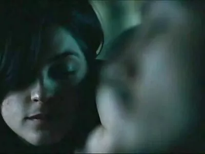 Adolescente sentado filme de pornô de mulher pelada em um dildo de galo de cavalo