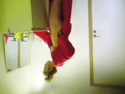 Jovem cadela desliza em um vídeo pornô só mulher nua galo