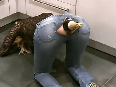Buceta vídeo de mulher pelada pornô lambida na cozinha e sexo na cadeira