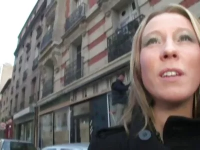 Minha garota vestida de freira chupa pau e fica com uma carga na vídeo pornô da mulher nua boca