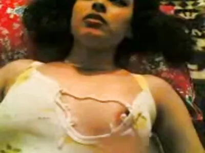 Morena entediada se convence a fazer vídeo pornô mulher pelada transando anal