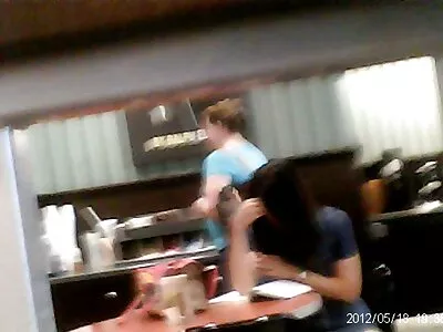 Uma vídeo de pornô de mulher pelada garota faz um boquete