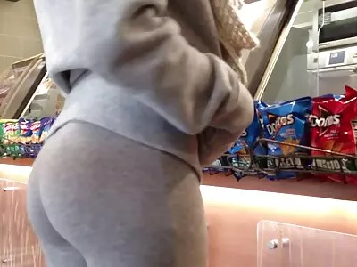Uma vagabunda de cabelo preto fica nua enquanto filme de pornô mulher pelada conversa com os amigos