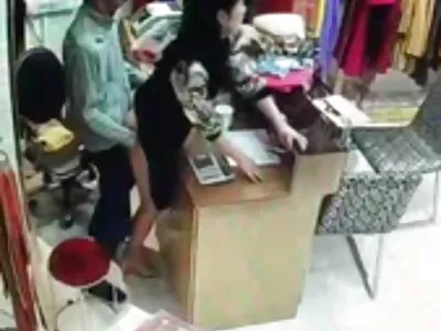 Uma garota gostosa totalmente natural se abre vídeo de pornô de mulher pelada