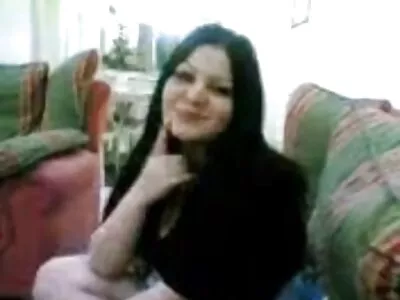 Colegas de quarto ver filme pornô de mulher pelada de faculdade fodem duas gostosas