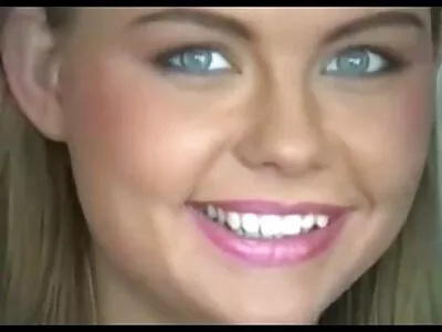 Loira fofa chupa pau e leva vídeo pornô só mulher pelada uma carga no rosto