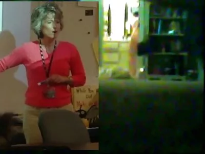 Garota em vídeo pornô mulher com mulher pelada meias pulando no pau