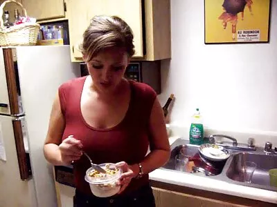 Loira deliciosa filme pornô mulher nua gata peituda posando