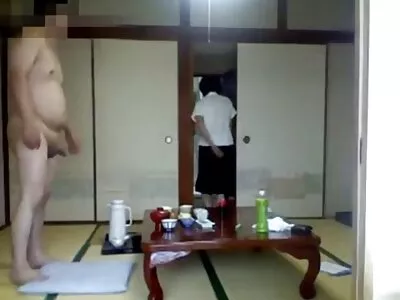 Namorada loira dando uma mulher nua filme pornô carona apaixonada ao namorado