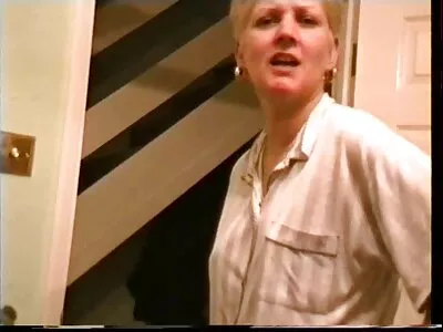 Morena de cabelos curtos dá uma chupada e filme pornô só de mulher pelada fica gozada na boca