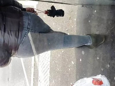 Vadia adolescente chocada com mulher pelada vídeo pornô pau em uma cadeira
