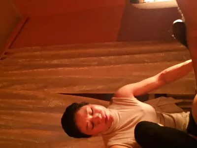 Uma gostosa está brincando com vídeo pornô com mulher pelada ela mesma