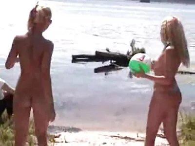 Brincando com vídeo de pornô de mulher pelada seu castor apertado