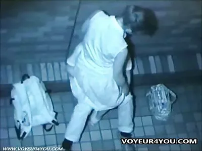 A vídeo de mulher pelada pornô patroa faz sexo oral e pega uma carga