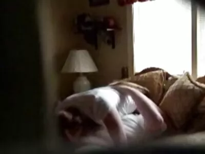 2 garotas estão chupando pau vídeo pornô com mulher pelada