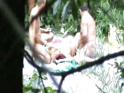 Morena adolescente sensual leva uma vídeo de pornô mulher pelada surra