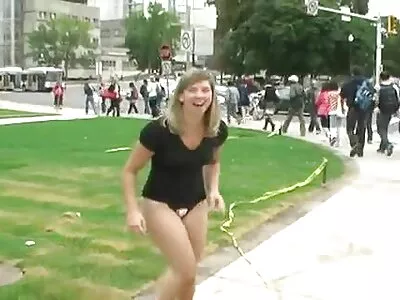 Rapariga de óculos a fazer chupeta e a fazer sexo à maneira de cachorrinha filme de mulher pelada pornô