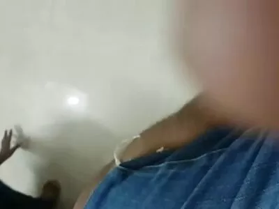 Garota asiática sexy montando vídeo pornô mulher pelada seu homem na câmera