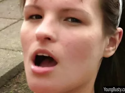 Linda garota vídeo de pornô mulher nua de sutiã fazendo um boquete