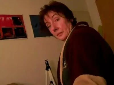 Ruiva MILF com filme pornô só de mulher nua óculos dando um boquete