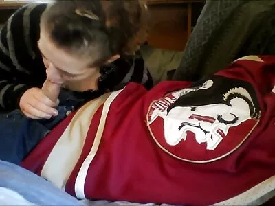 Garota com bucetinha molhada faz boquete e vídeo de pornô pelada fica foda duro