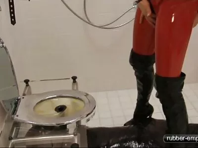 Fiery petite babe é uma bomba amadora em ação filme pornô só de mulher pelada