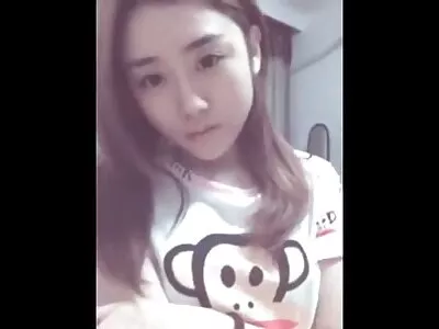 Menina com vídeo pornô com mulher pelada peitos grandes fazendo boquete e punheta