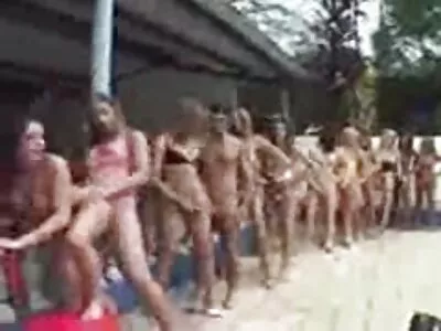 Mulher vídeo de mulher pelada fazendo pornô é golpeada analmente