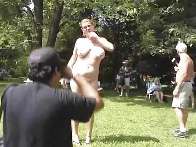 Garota excêntrica brincando com os pés vídeo pornô da mulher do belo